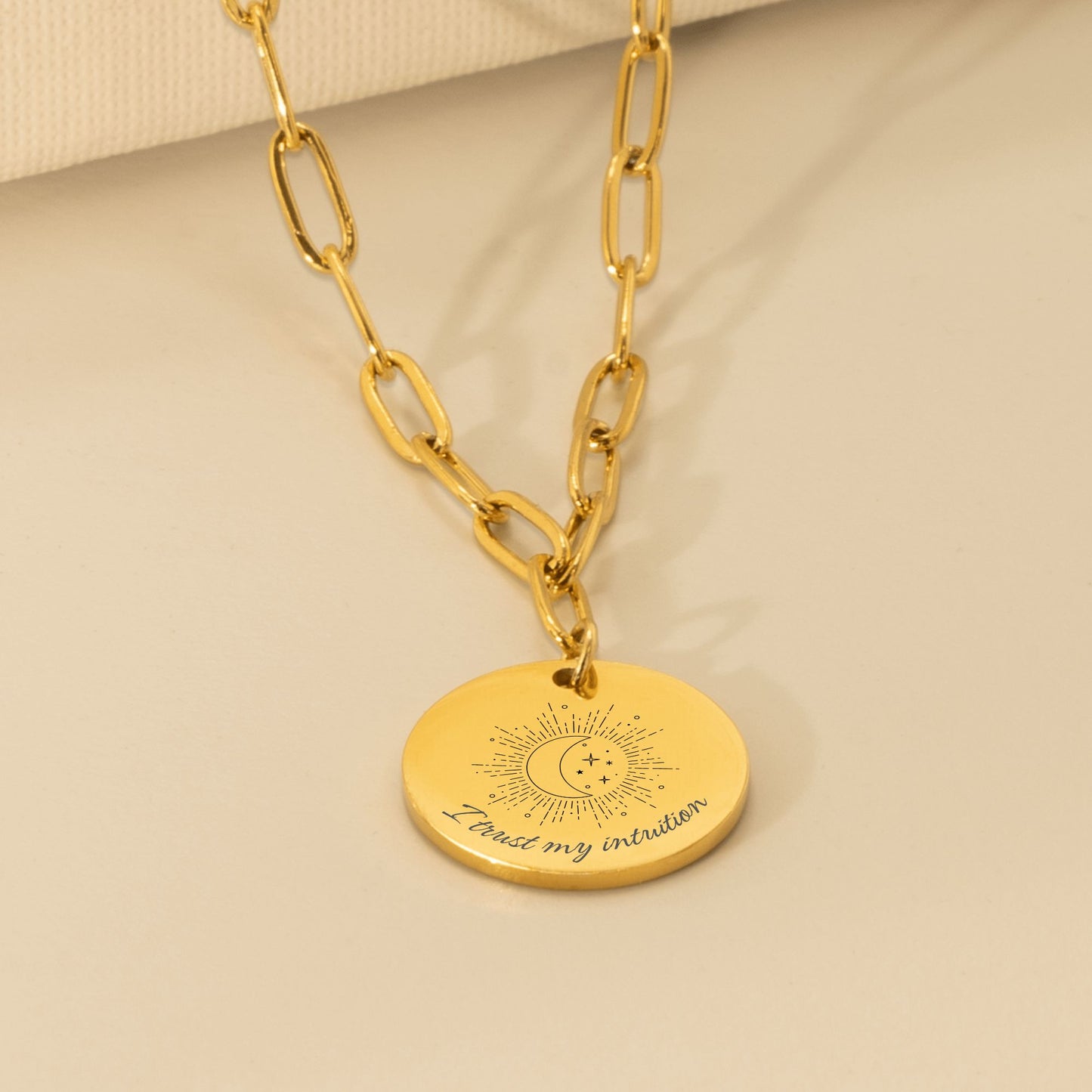 Close up van I trust my intuition - Betekenisvolle affirmatieketting paperclip intuïtie en zelfliefde