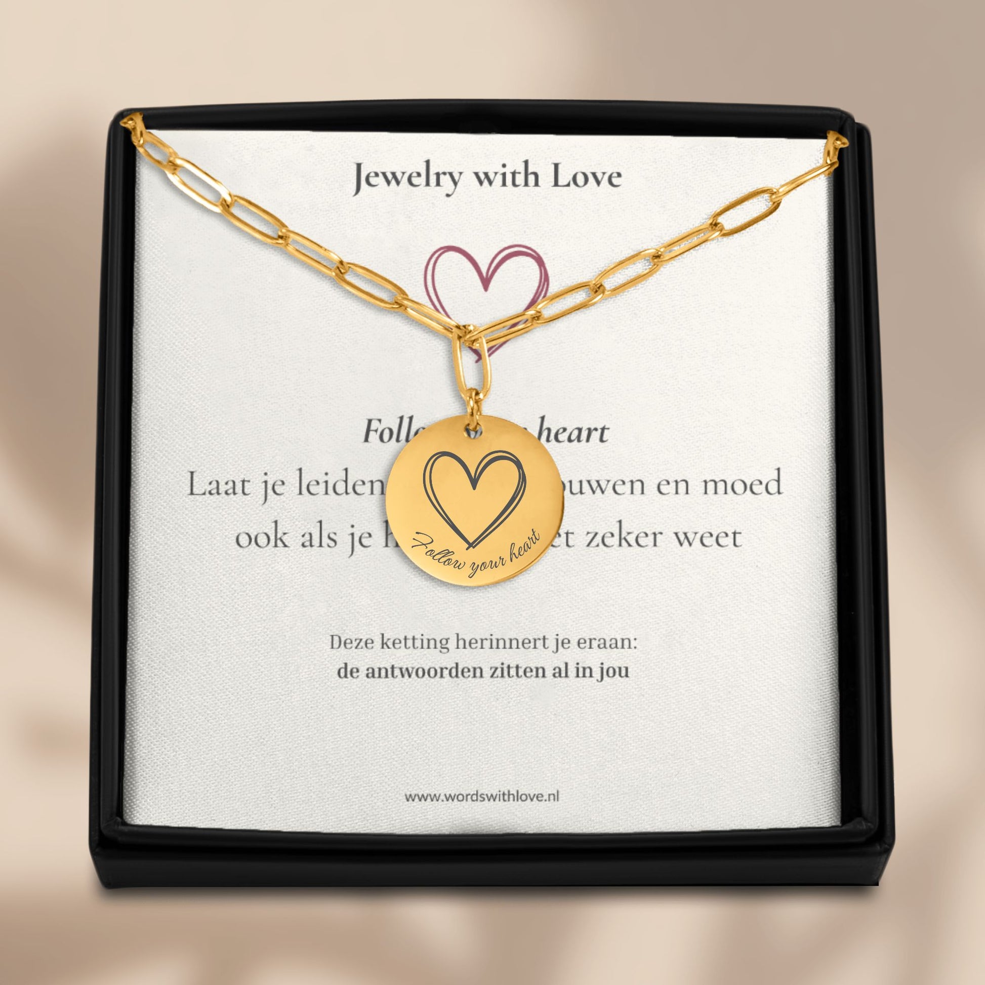 Gouden affirmatieketting in luxe sieradendoosje met affirmatiekaartje - Follow your heart en hartje – betekenisvol sieraad voor liefde en vertrouwen