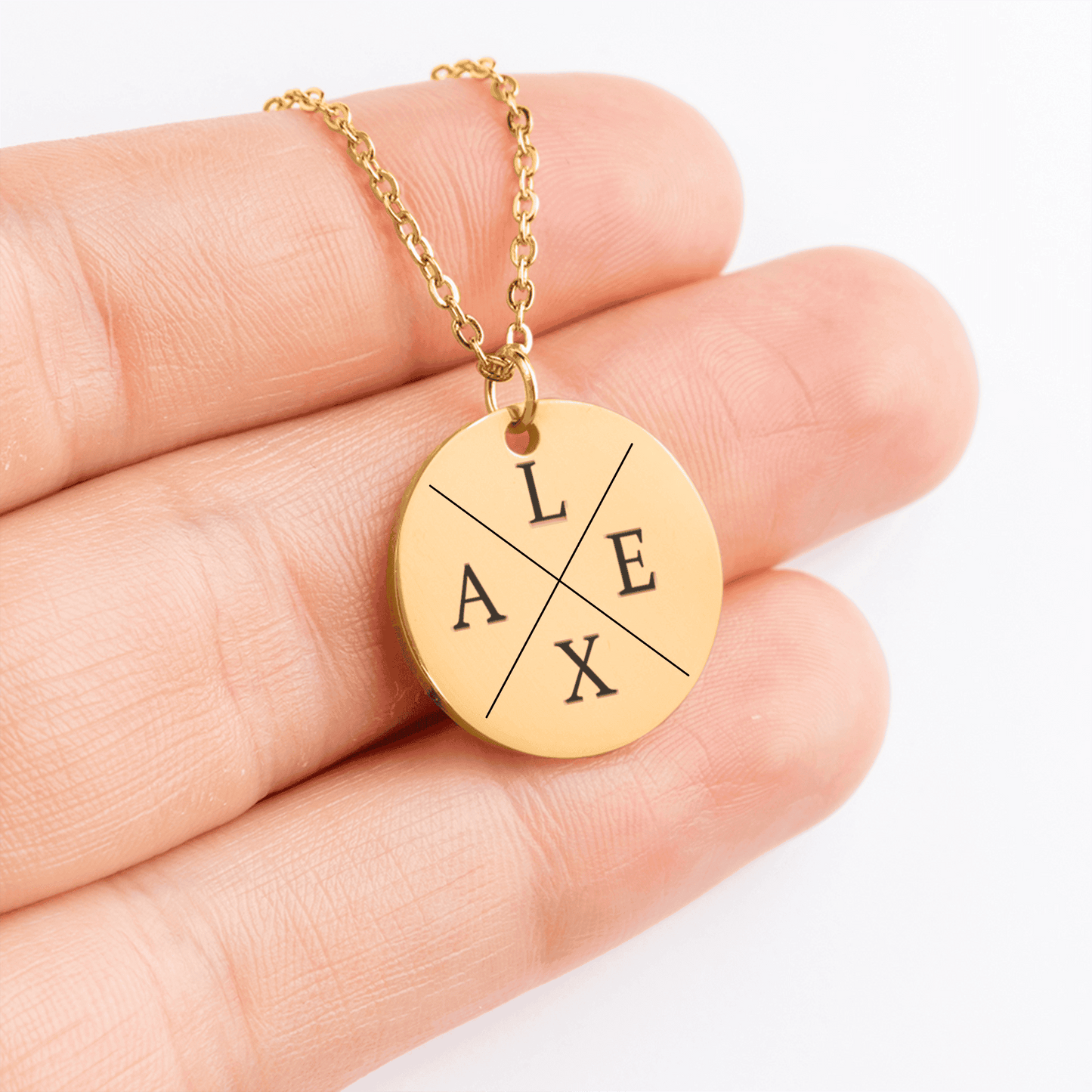 Close up van gepersonaliseerde initialen Ketting – draag wie je lief is