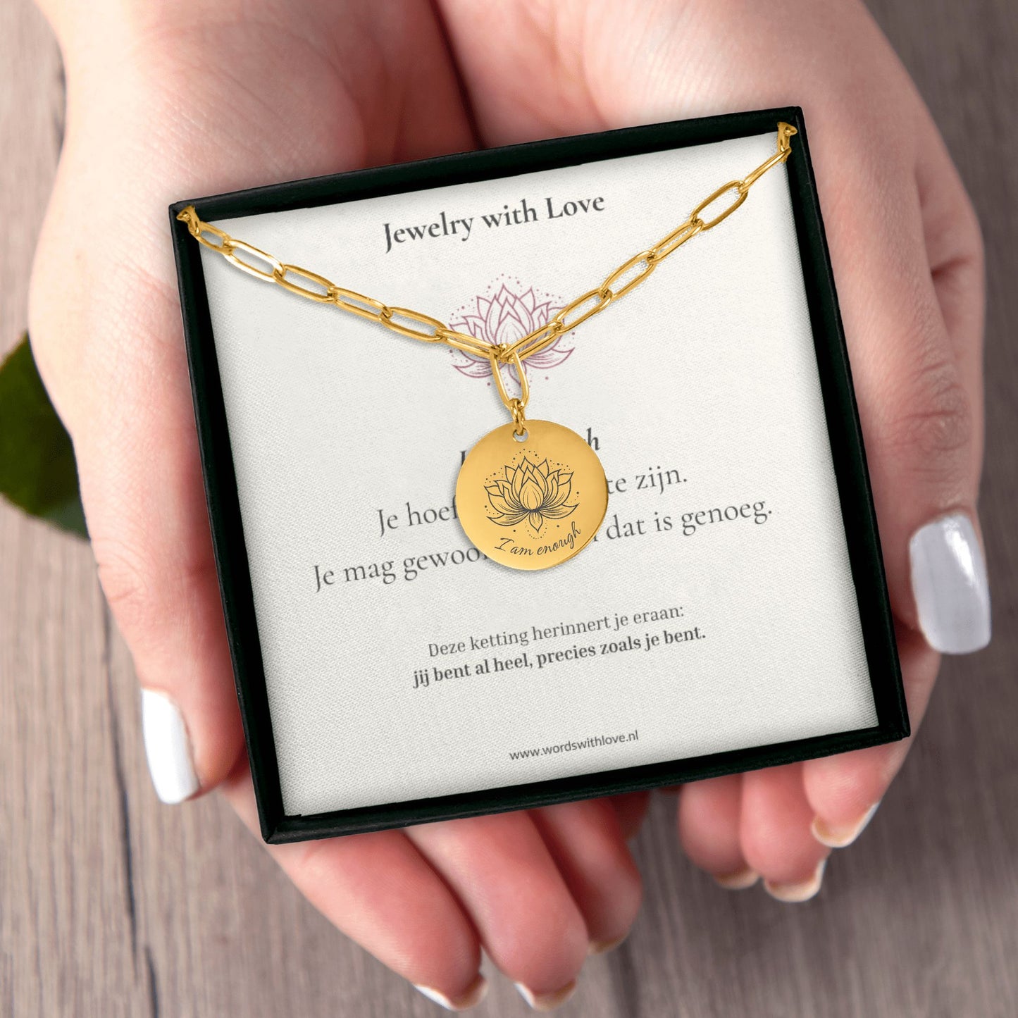 Gouden affirmatieketting in sieradendoosje met affirmatiekaartje I am enough en lotusbloem – sieraad voor zelfliefde, zelfacceptatie en innerlijke rust