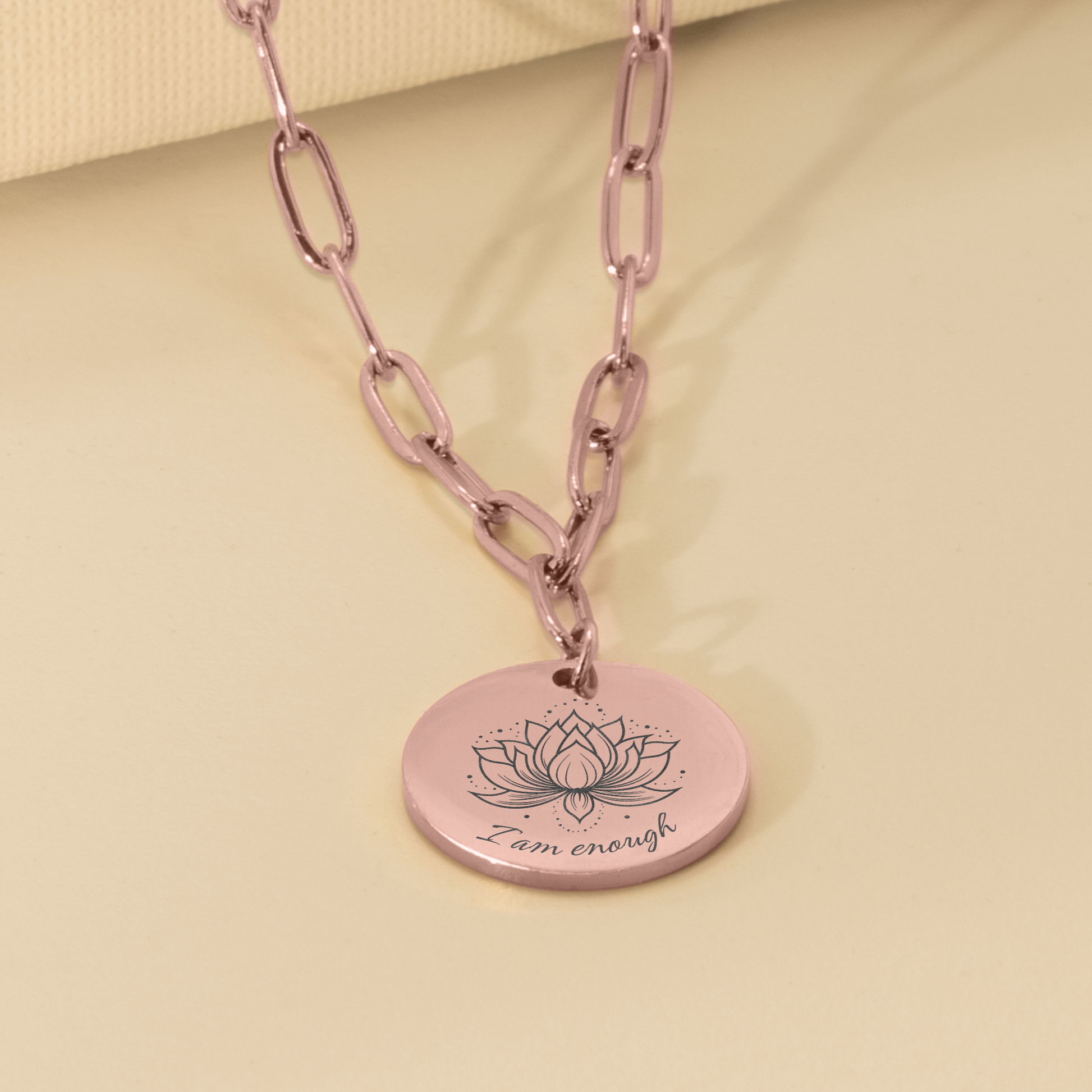 affirmatieketting rosegoud met gravure I am enough en lotusbloem – sieraad voor zelfliefde, zelfacceptatie en innerlijke rust
