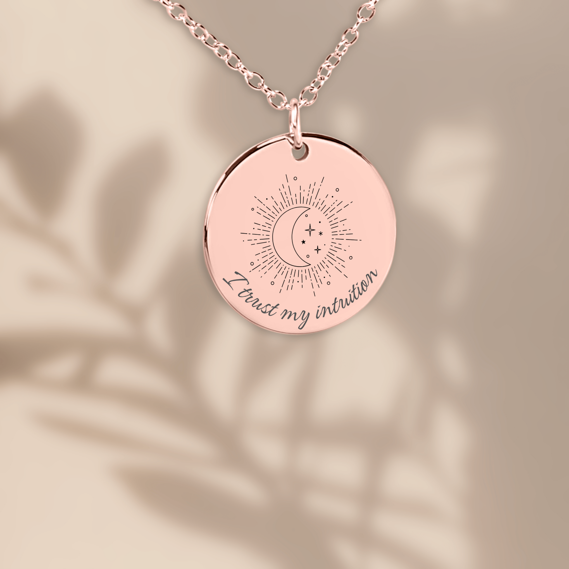 Rosegoud affirmatieketting met gravure I trust my intuition en maanillustratie – sieraad voor innerlijke wijsheid en vertrouwen op je gevoel