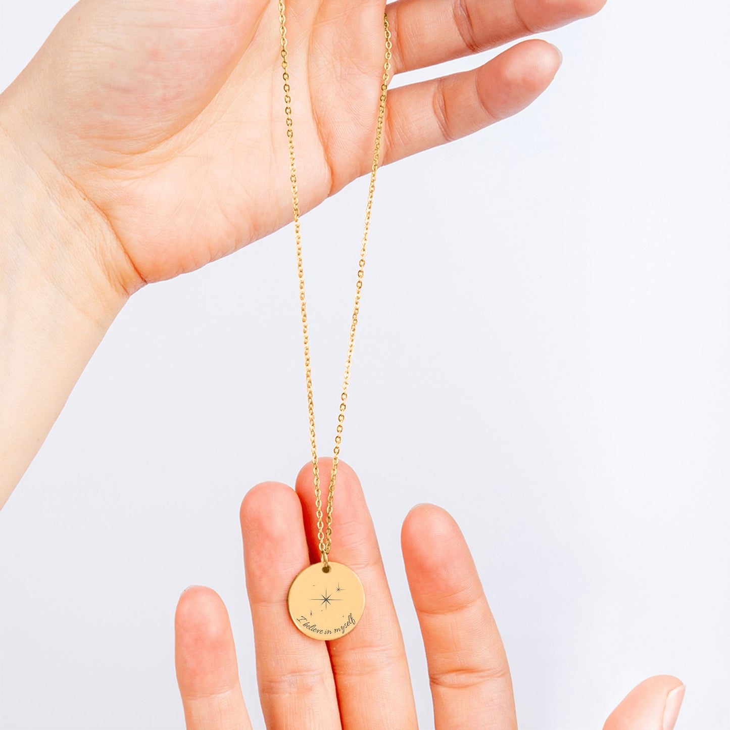 Het laten zien van een Gouden affirmatieketting met gravure I believe in myself en sterren – sieraad voor zelfvertrouwen en innerlijke kracht