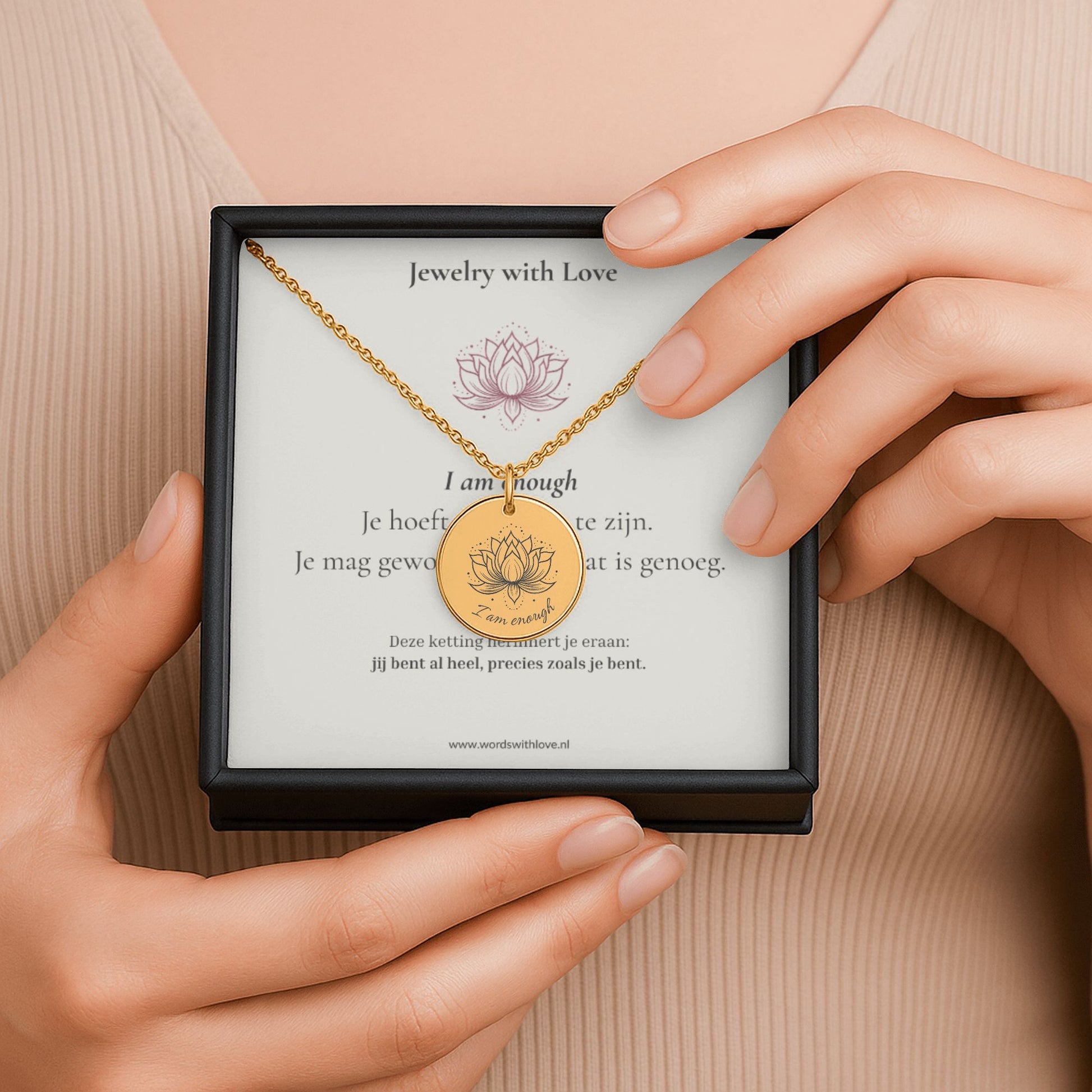 affirmatiekaart met affirmatieketting gravure I am enough – betekenisvol sieraad voor zelfliefde