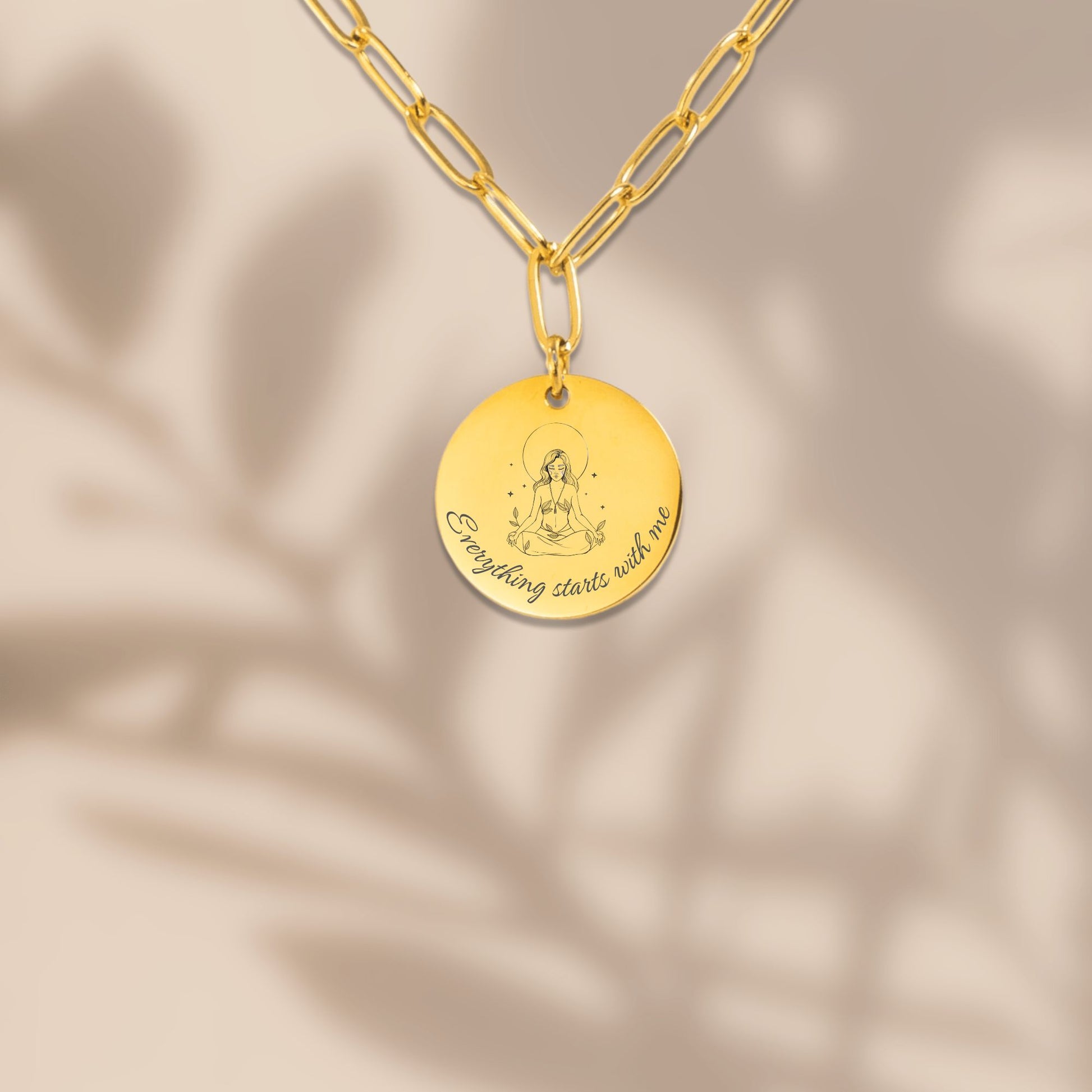Gouden affirmatieketting met gravure Everything starts with me – krachtig sieraad voor zelfliefde en innerlijke groei