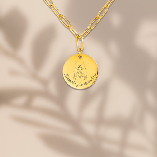 Gouden affirmatieketting met gravure Everything starts with me – krachtig sieraad voor zelfliefde en innerlijke groei