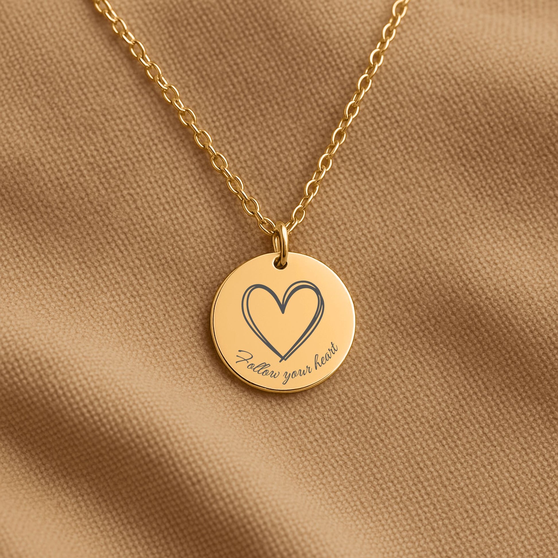 Gouden affirmatieketting op linnen met gravure Follow your heart en hartje – betekenisvol sieraad voor liefde en vertrouwen