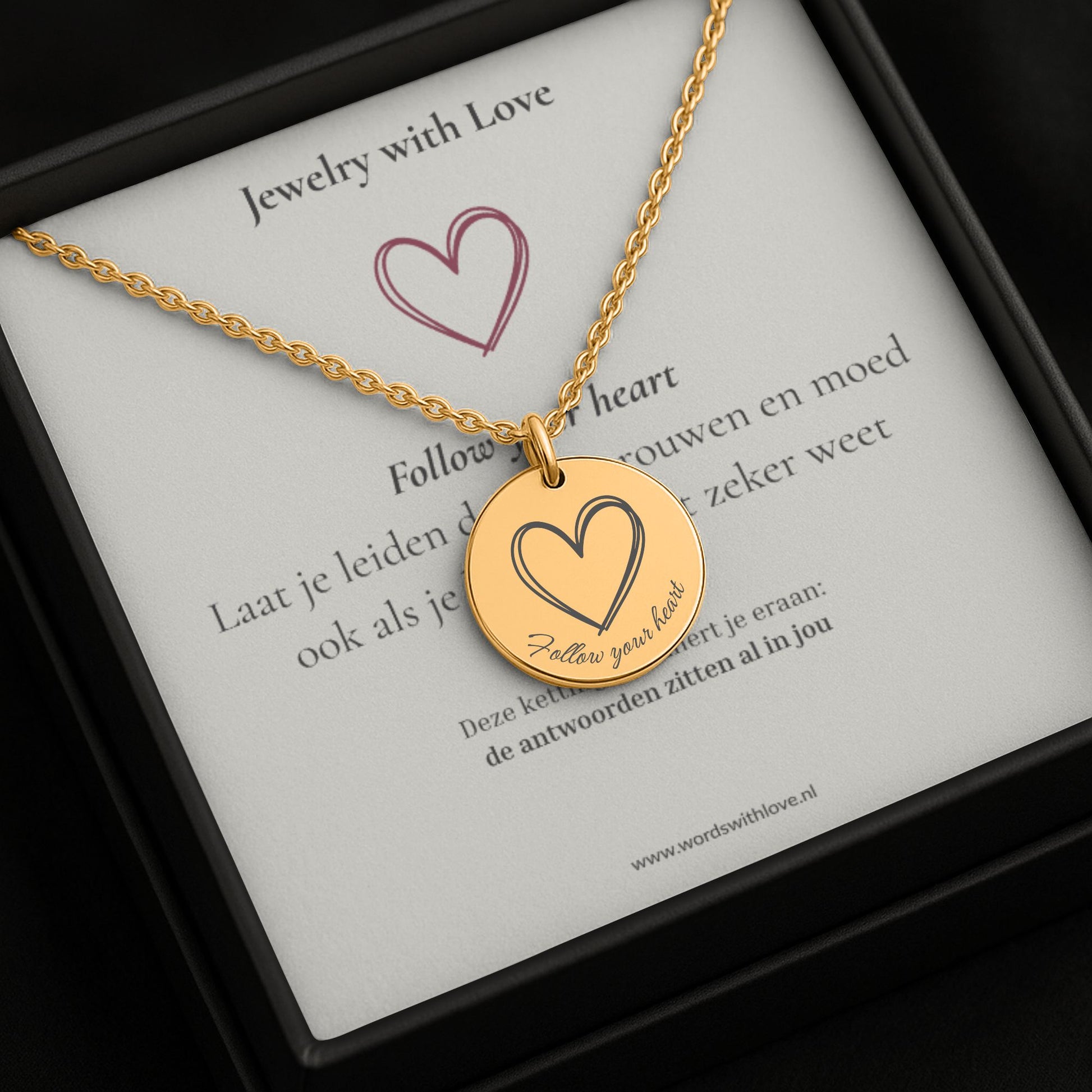 Gouden affirmatieketting in luxe sieradendoosje met gravure Follow your heart en hartje – betekenisvol sieraad voor liefde en vertrouwen