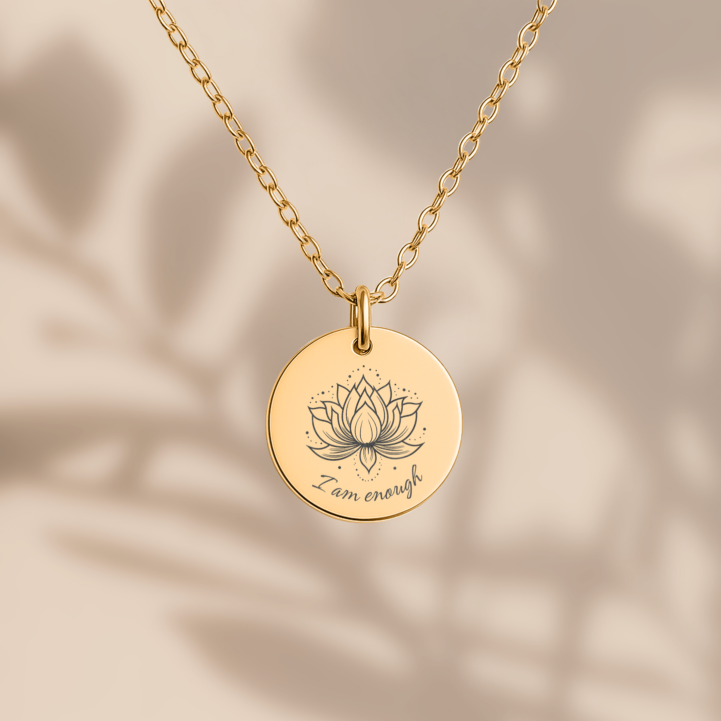 close up affirmatieketting met gravure I am enough – betekenisvol sieraad voor zelfliefde