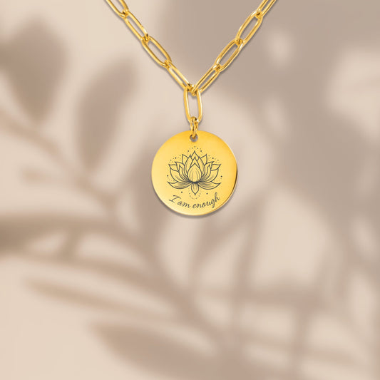 Gouden affirmatieketting met gravure I am enough en lotusbloem – sieraad voor zelfliefde, zelfacceptatie en innerlijke rust