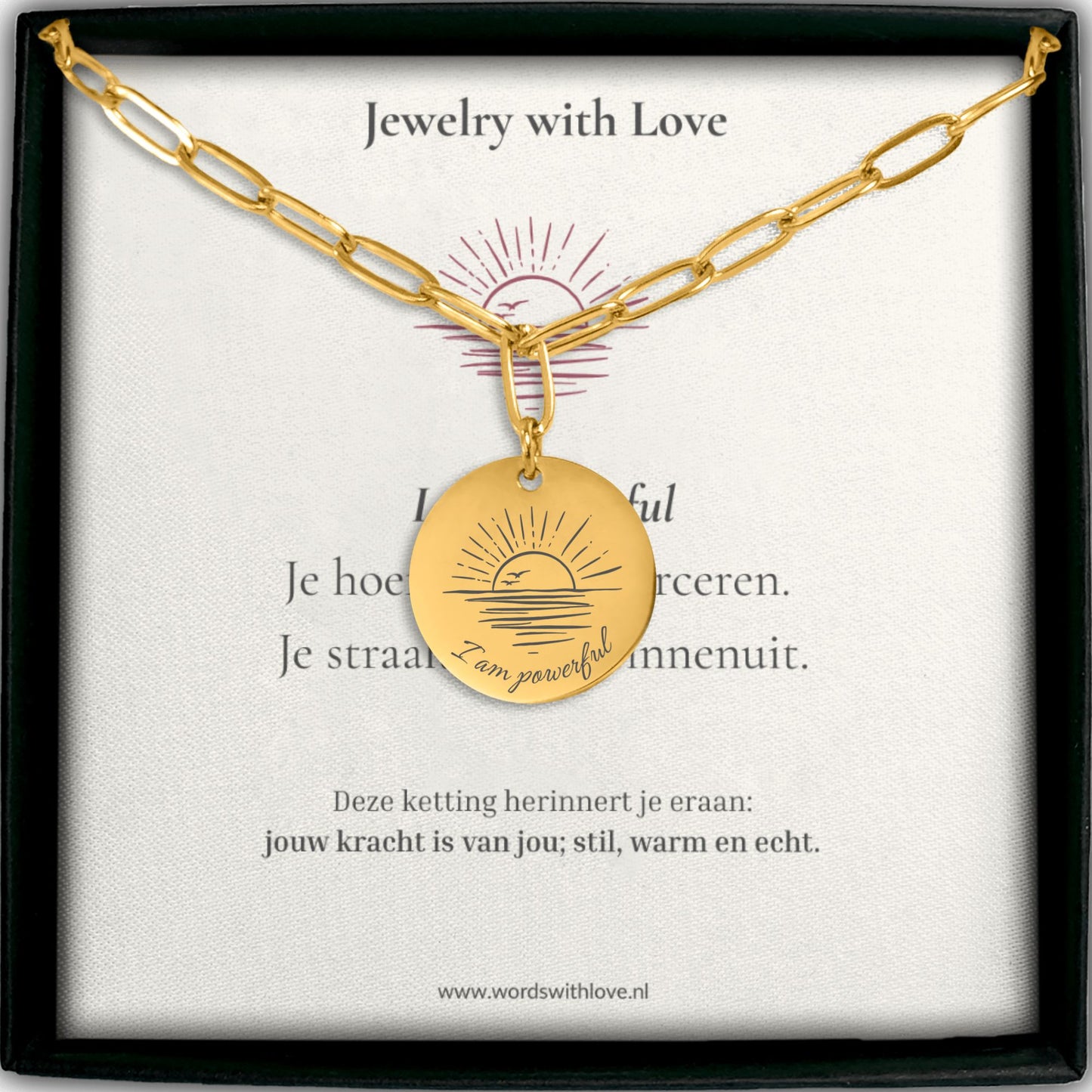 Gouden affirmatieketting in sieradendoosje met affirmatiekaartje I am powerful en zonillustratie – sieraad voor kracht, zelfvertrouwen en positieve energie