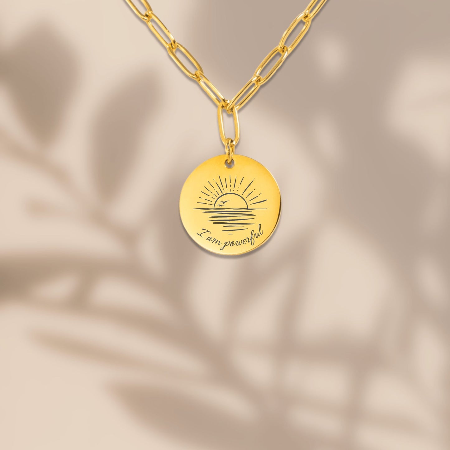 Gouden affirmatieketting met gravure I am powerful en zonillustratie – sieraad voor kracht, zelfvertrouwen en positieve energie