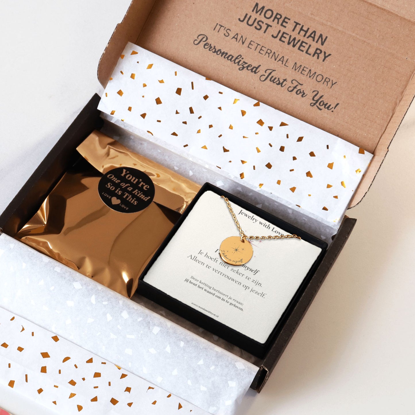 In luxe cadeauverpakking gouden affirmatieketting met gravure I believe in myself en sterren – sieraad voor zelfvertrouwen en innerlijke kracht