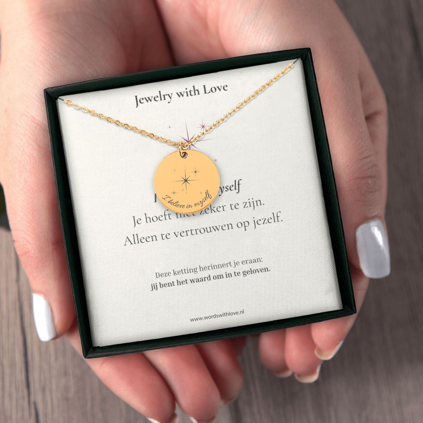 Gouden affirmatieketting in sieradendoosje met affirmatiekaart met gravure I believe in myself en sterren – sieraad voor zelfvertrouwen en innerlijke kracht