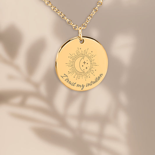 Gouden affirmatieketting met gravure I trust my intuition en maanillustratie – sieraad voor innerlijke wijsheid en vertrouwen op je gevoel