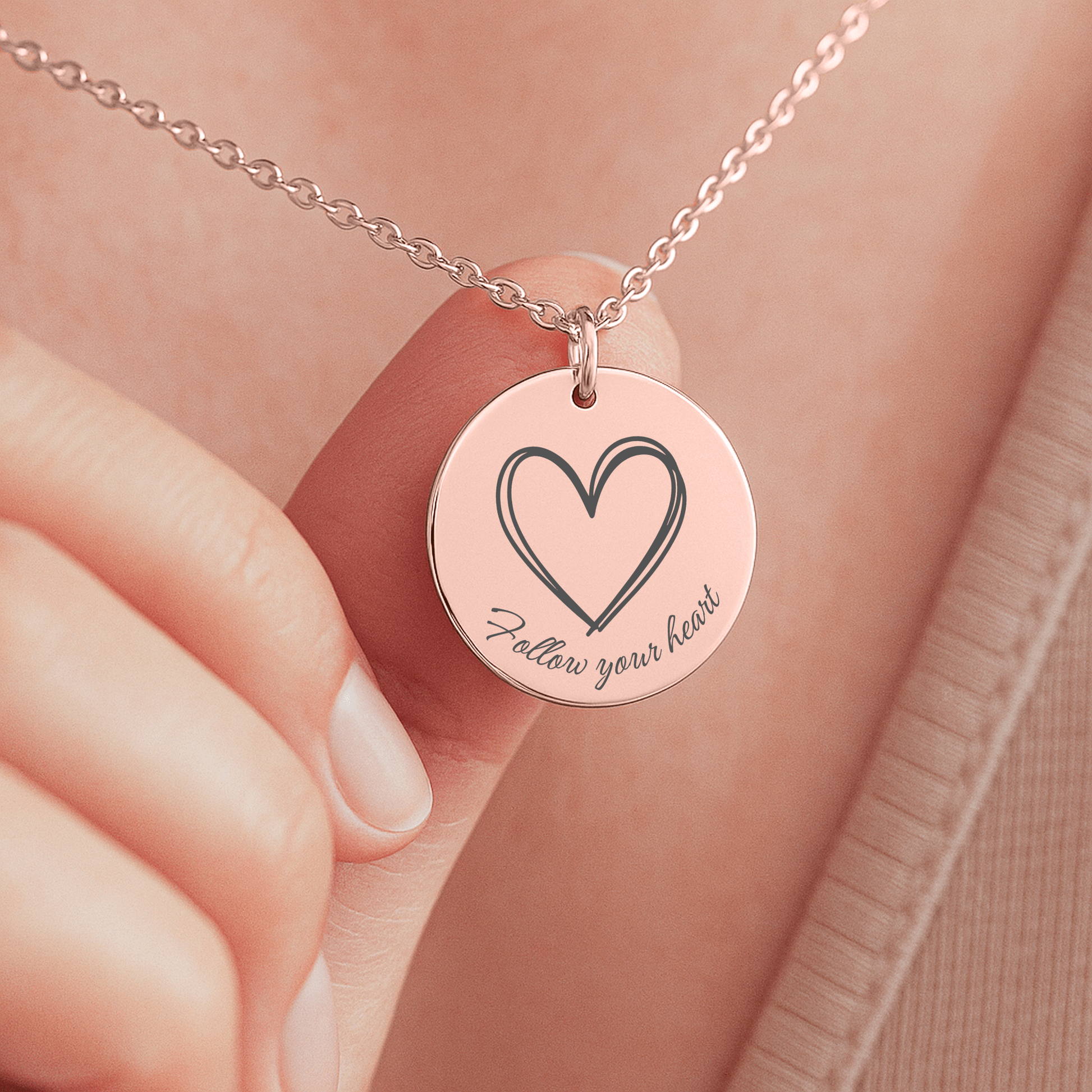 Affirmatieketting roségoud met gravure Follow your heart en hartje – betekenisvol sieraad voor liefde en vertrouwen