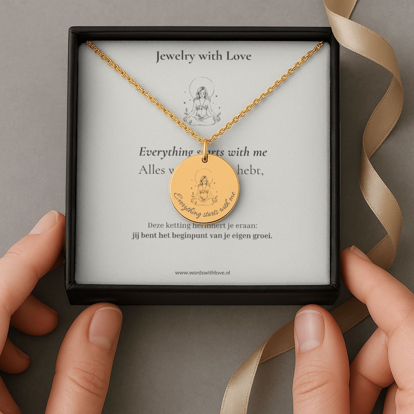 affirmatie ketting met gravure Everything starts with me – zelfliefde sieraad