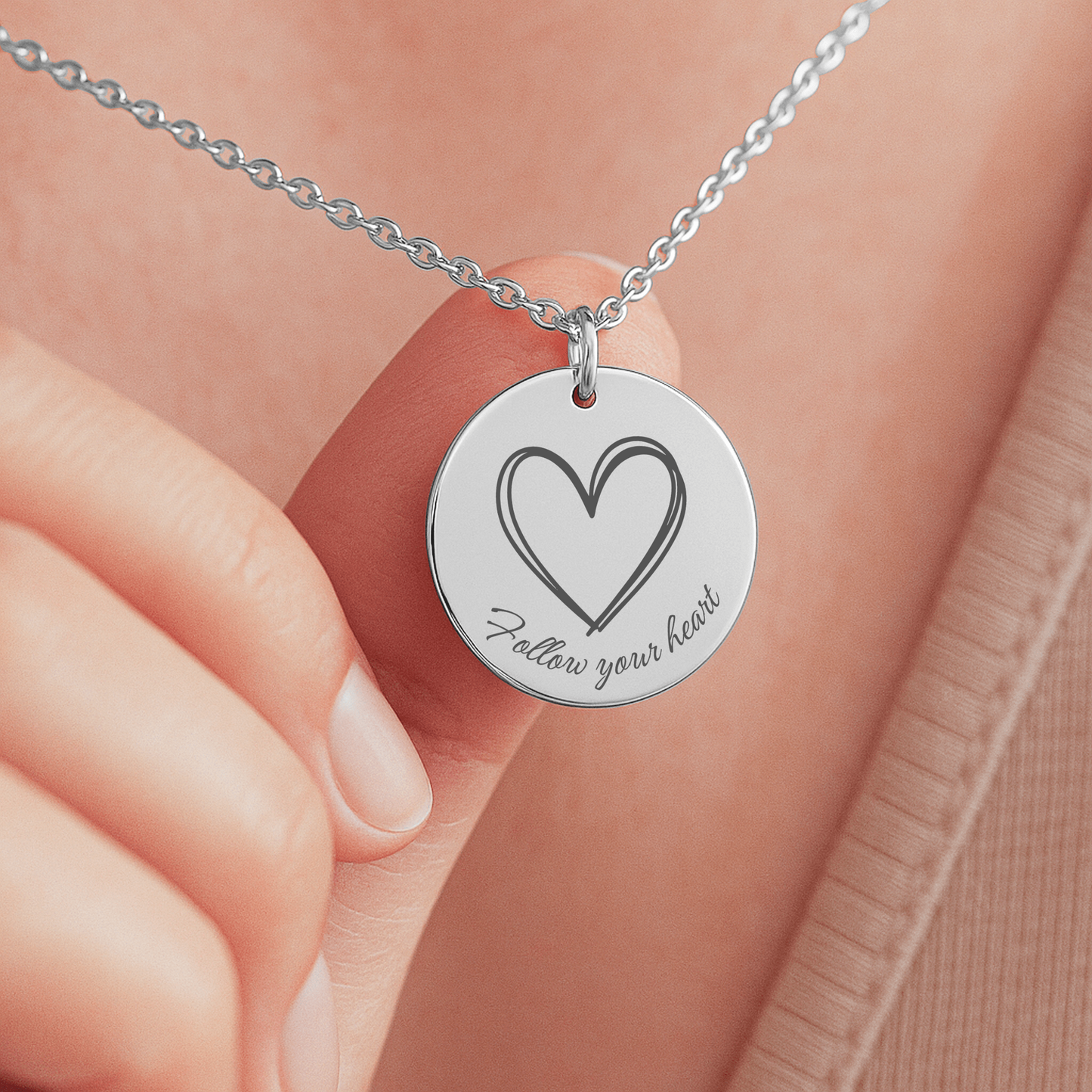 Zilveren affirmatieketting met gravure Follow your heart en hartje – betekenisvol sieraad voor liefde en vertrouwen