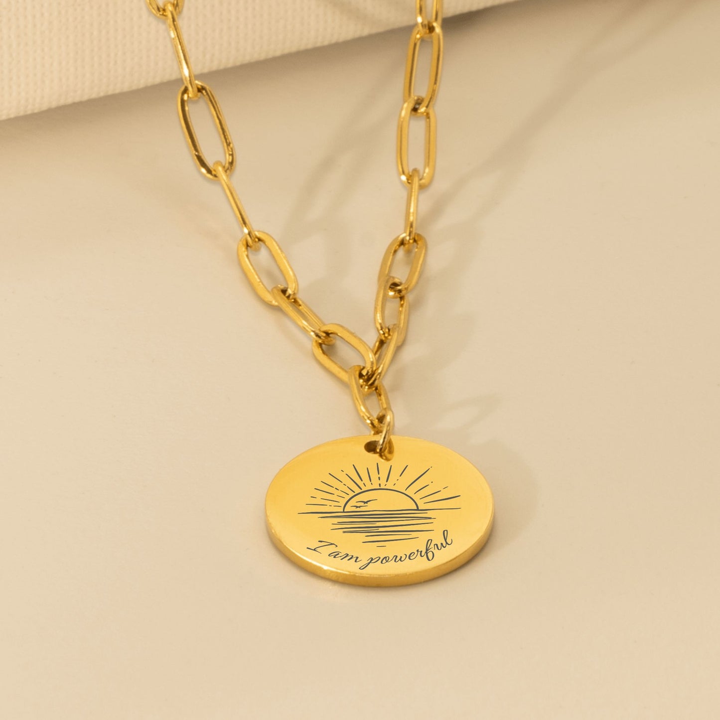 Gouden paperclip affirmatieketting met gravure I am powerful en zonillustratie – sieraad voor kracht, zelfvertrouwen en positieve energie