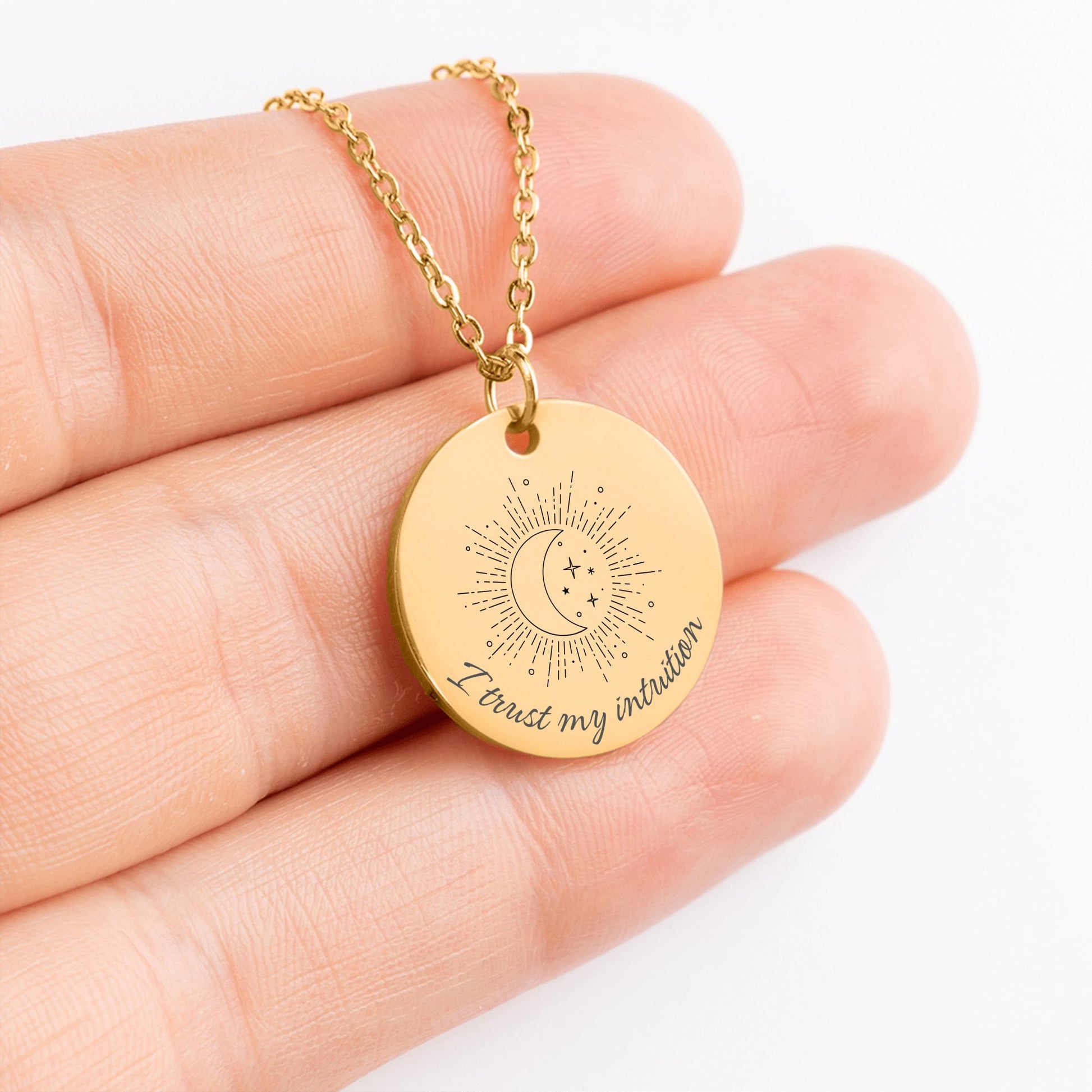 Close up gouden affirmatieketting met gravure I trust my intuition en maanillustratie – sieraad voor innerlijke wijsheid en vertrouwen op je gevoel
