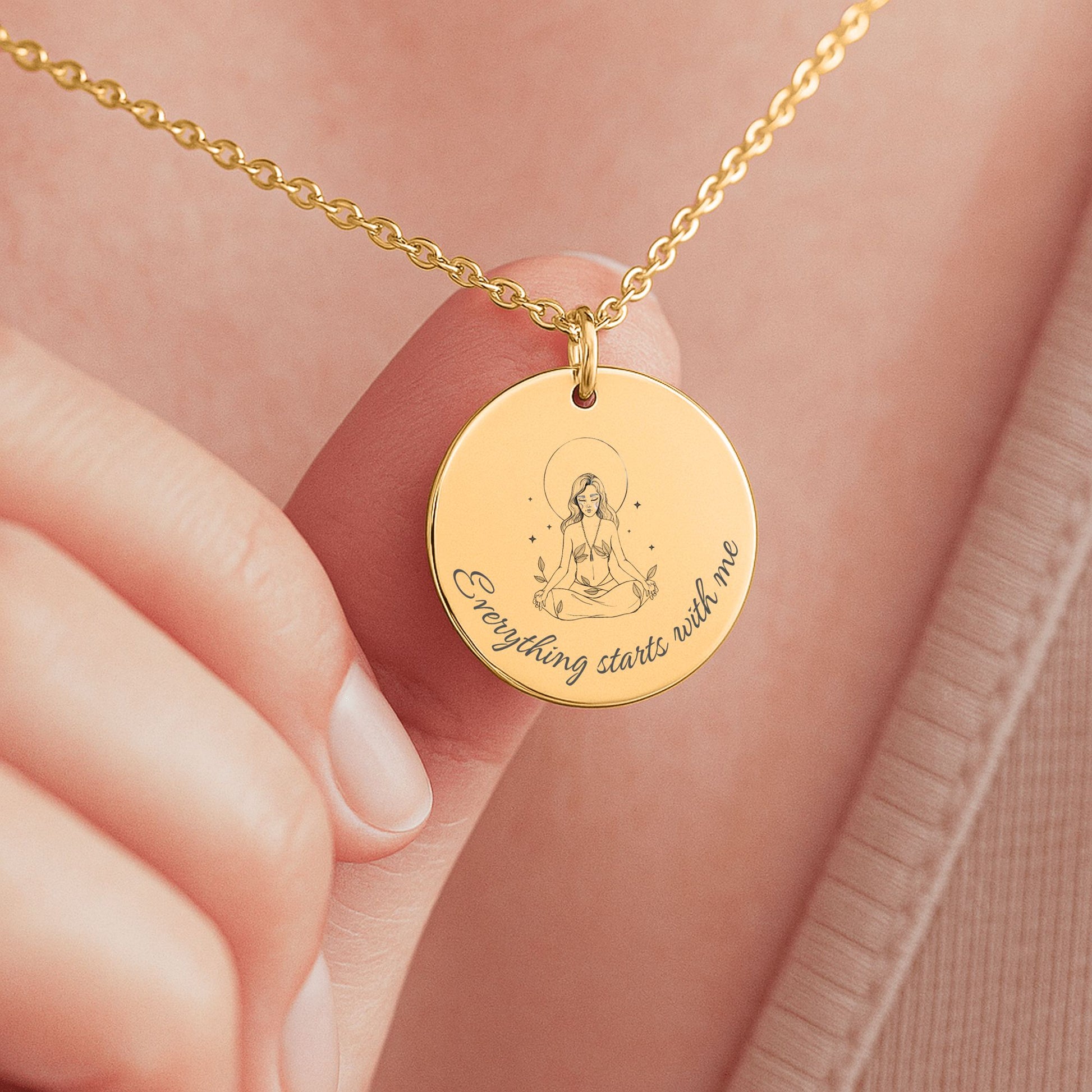 affirmatie ketting met gravure Everything starts with me – zelfliefde sieraad