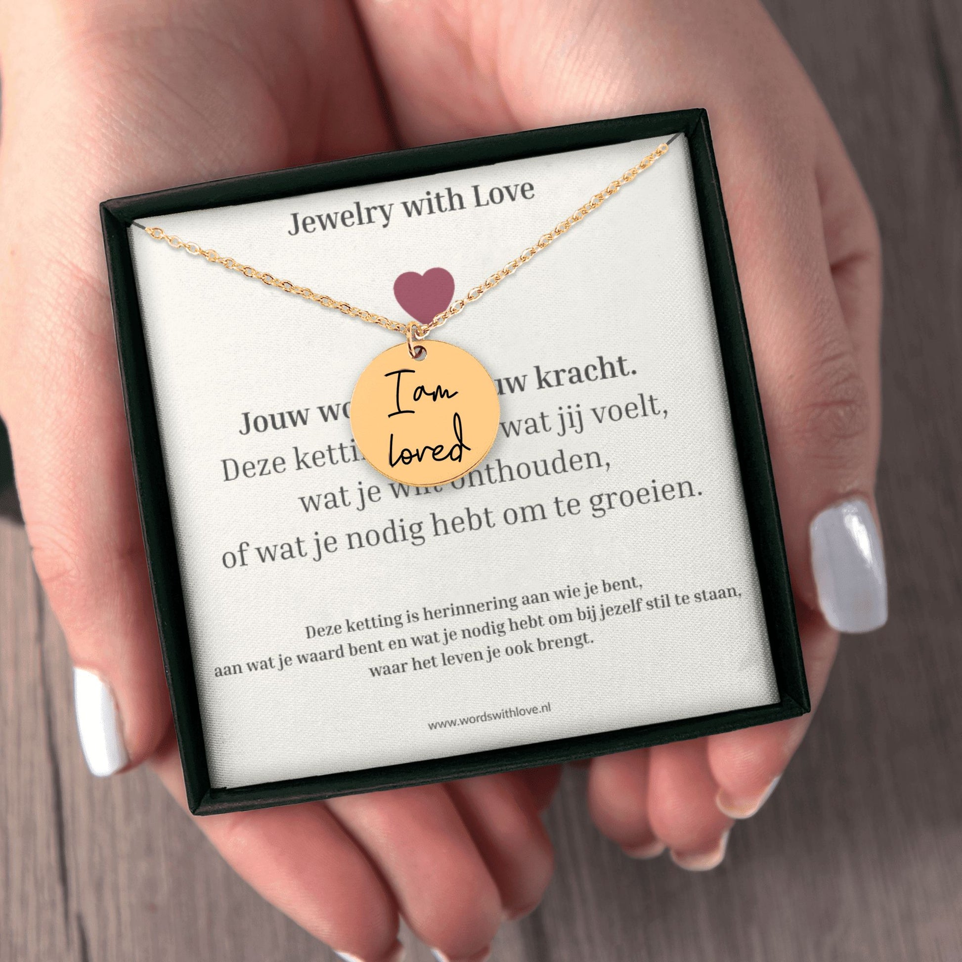 Gepersonaliseerde affirmatieketting in luxe sieradendoosje– Jouw eigen tekst, quote of illustratie als sieraad