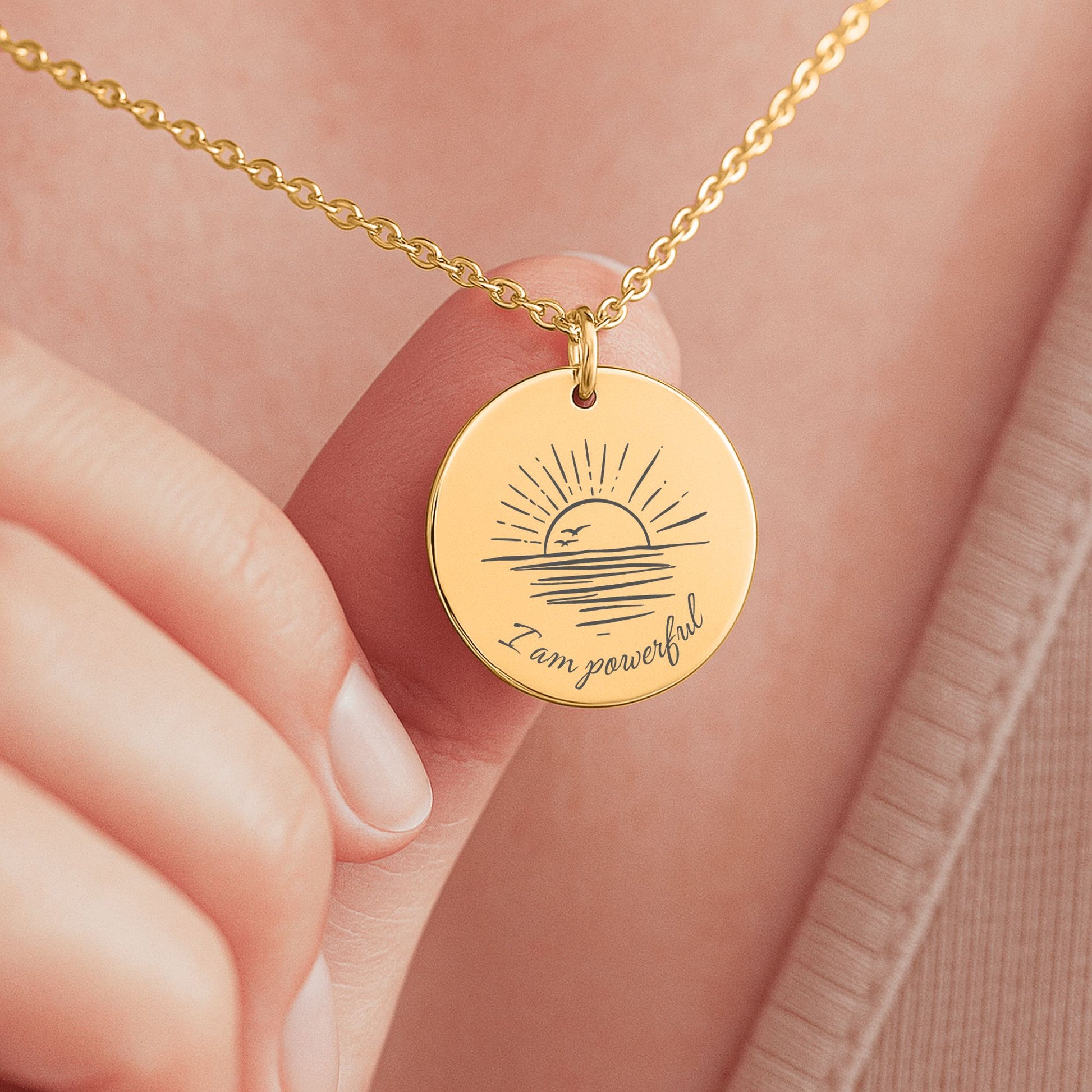 close up affirmatieketting met gravure I am Powerful – krachtig zelfliefde sieraad