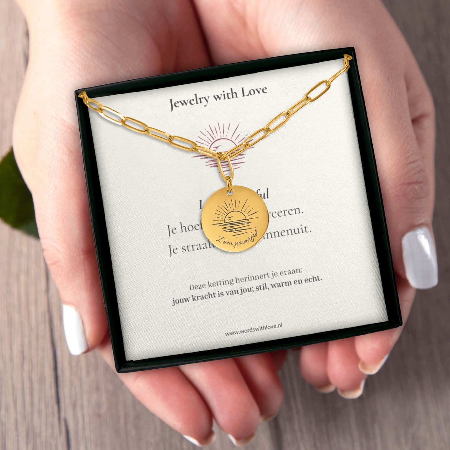 Gouden affirmatieketting in luxe sieradendoosje met gravure I am powerful en zonillustratie – sieraad voor kracht, zelfvertrouwen en positieve energie