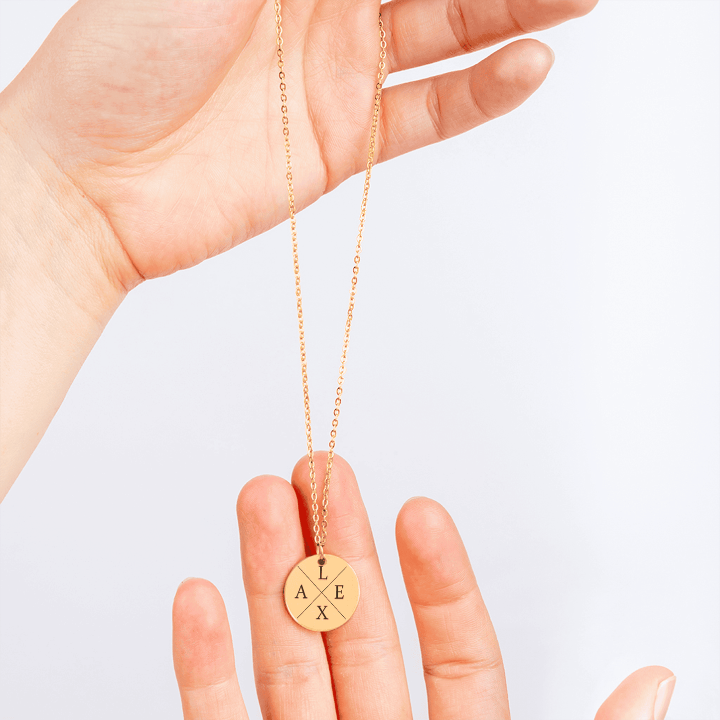 Het laten zien van een gepersonaliseerde initialen Ketting – draag wie je lief is voor meer zelfliefde dichtbij je hart
