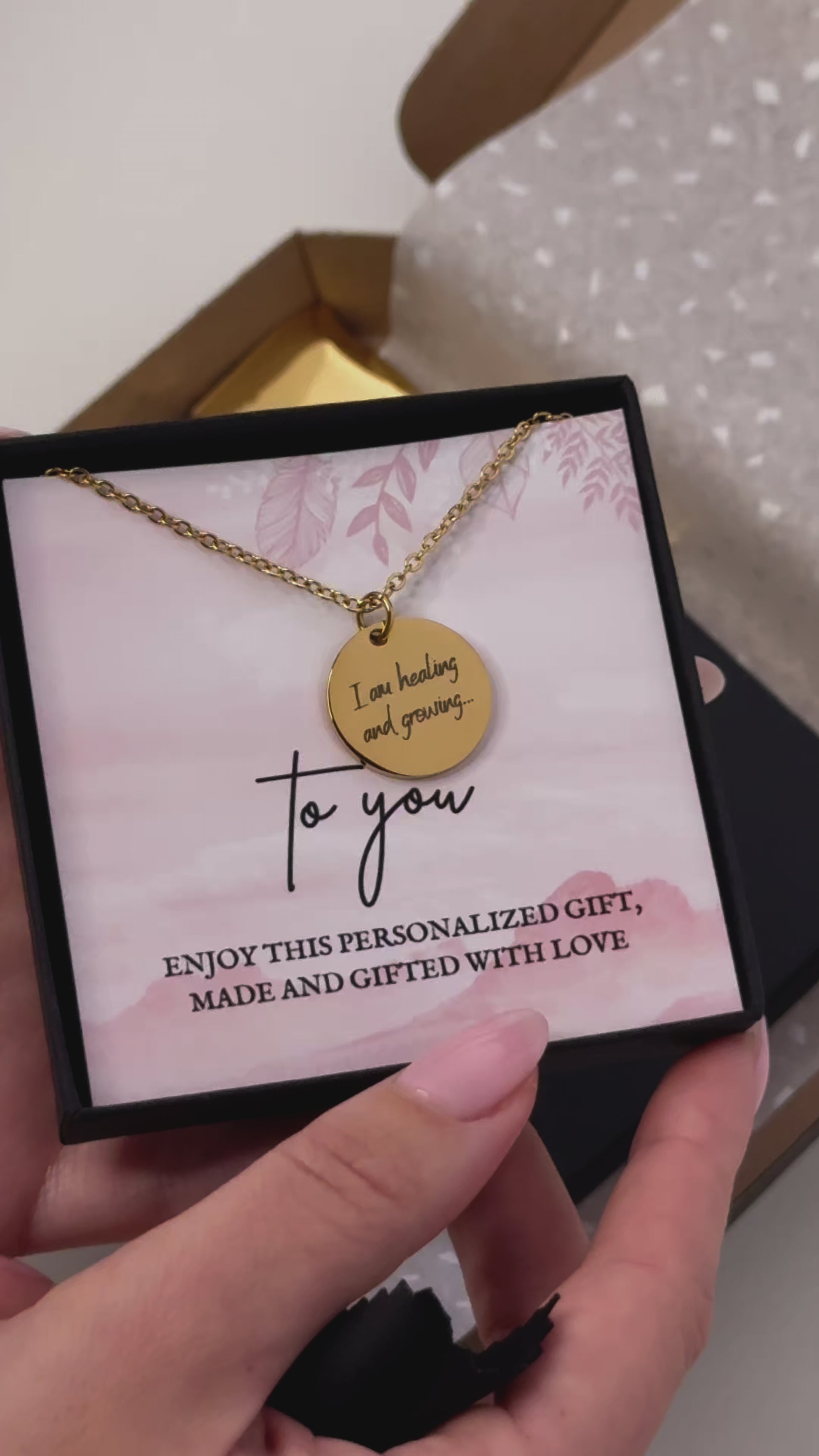 Video van het uitpakken van een gepersonaliseerde ketting met handschrift – draag je verhaal- zelfliefde