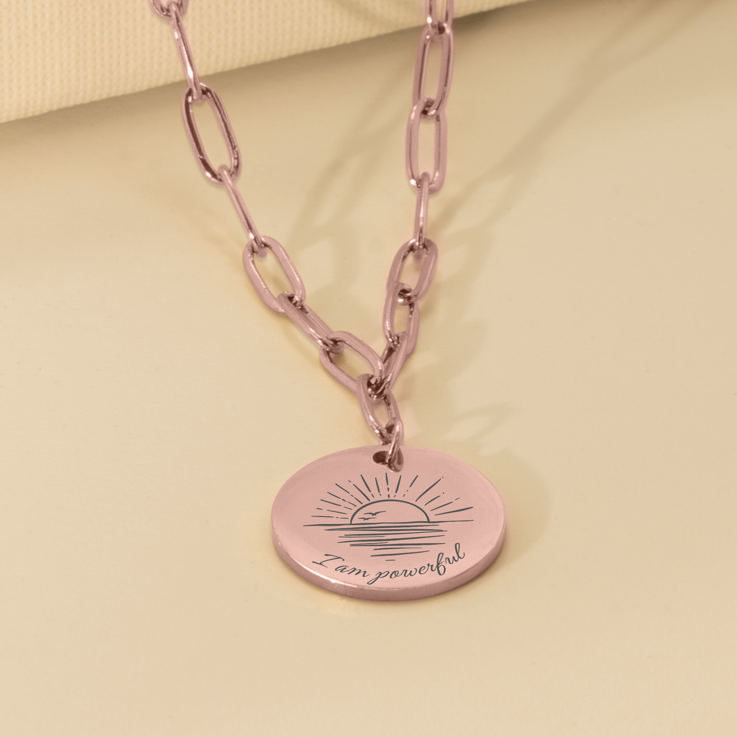 Roségoud affirmatieketting met gravure I am powerful en zonillustratie – sieraad voor kracht, zelfvertrouwen en positieve energie