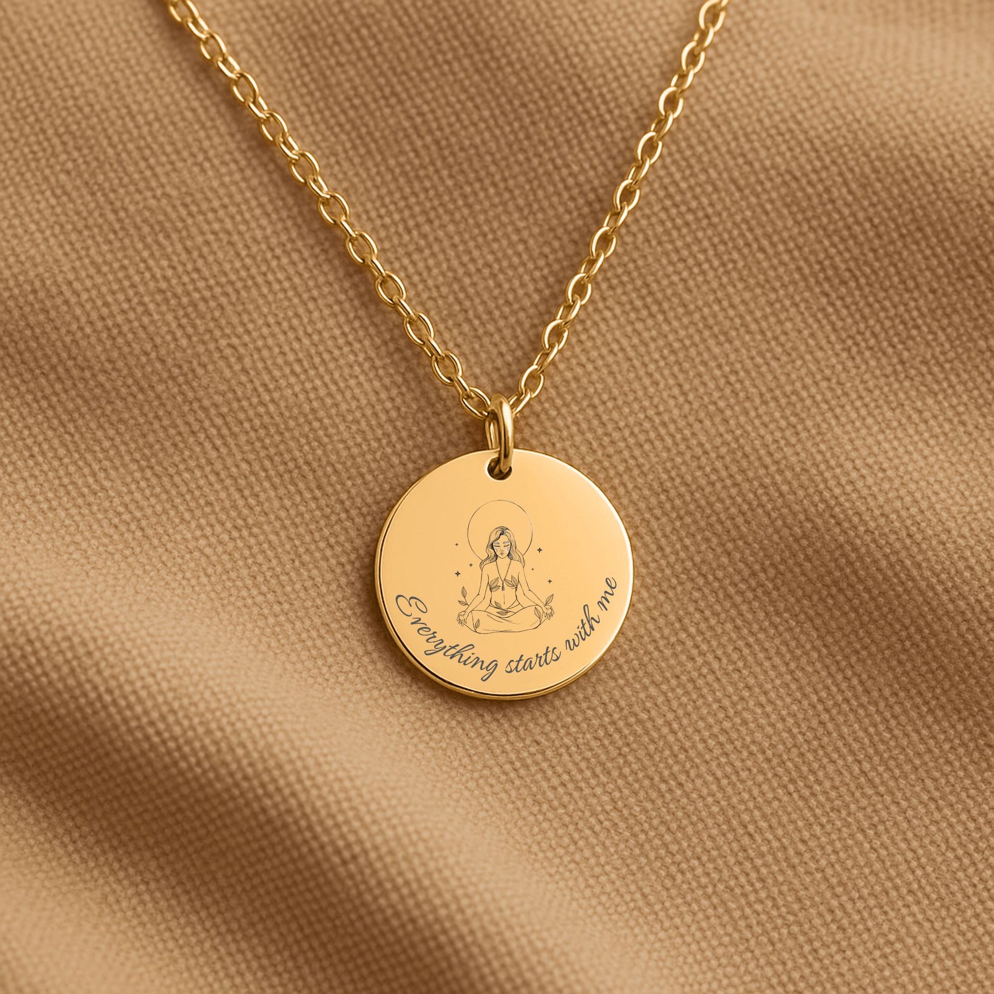 affirmatie ketting met gravure Everything starts with me – zelfliefde sieraad