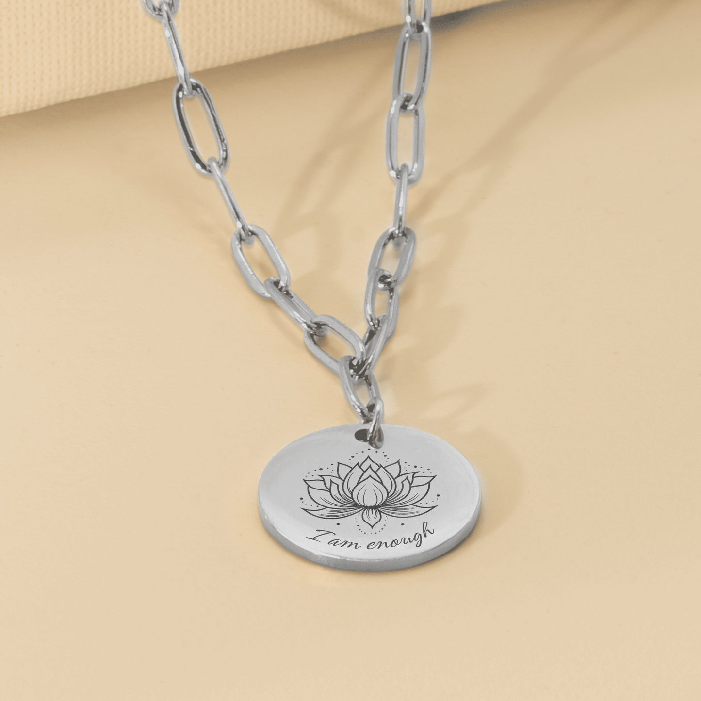 affirmatieketting zilver met gravure I am enough en lotusbloem – sieraad voor zelfliefde, zelfacceptatie en innerlijke rust