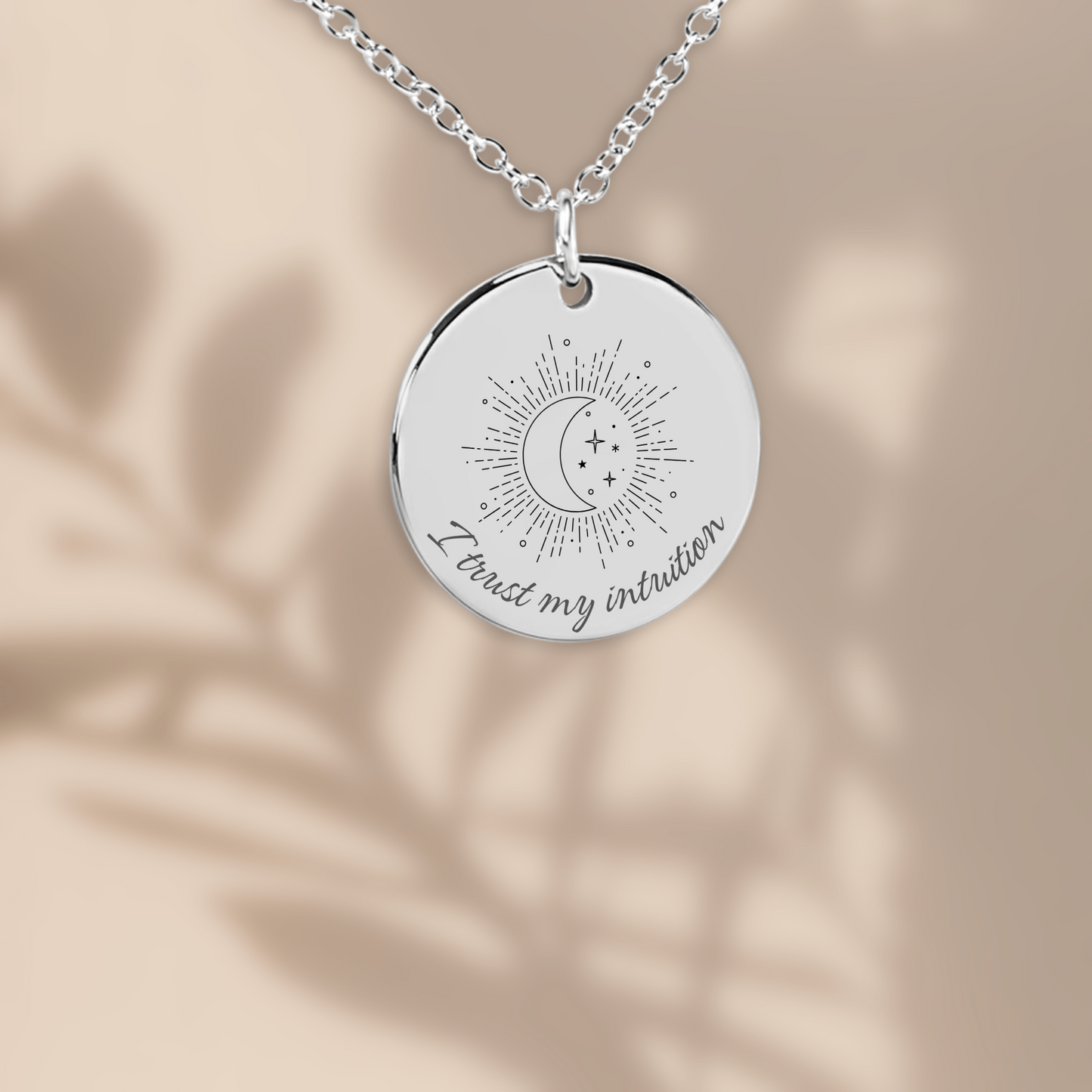 zilver affirmatieketting met gravure I trust my intuition en maanillustratie – sieraad voor innerlijke wijsheid en vertrouwen op je gevoel