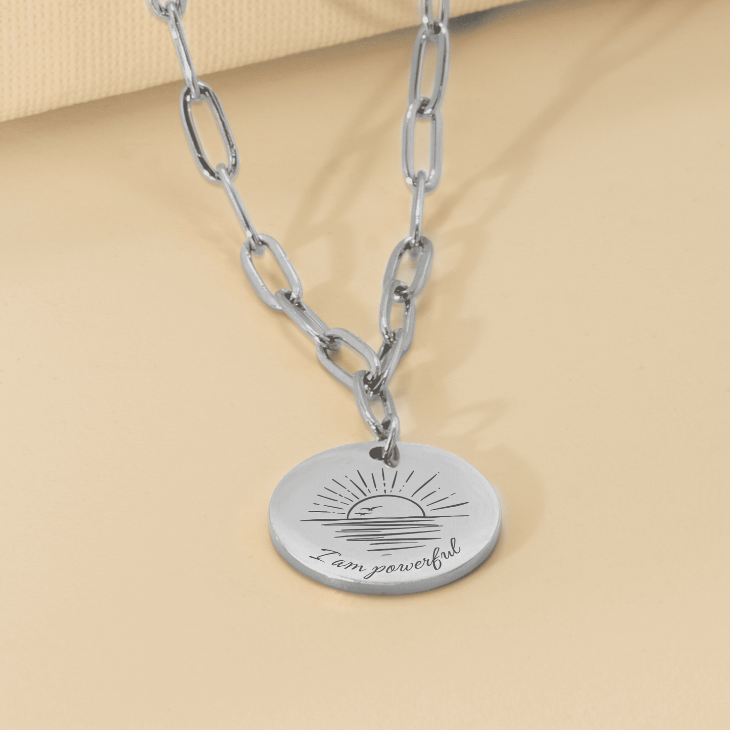 Zilver affirmatieketting met gravure I am powerful en zonillustratie – sieraad voor kracht, zelfvertrouwen en positieve energie