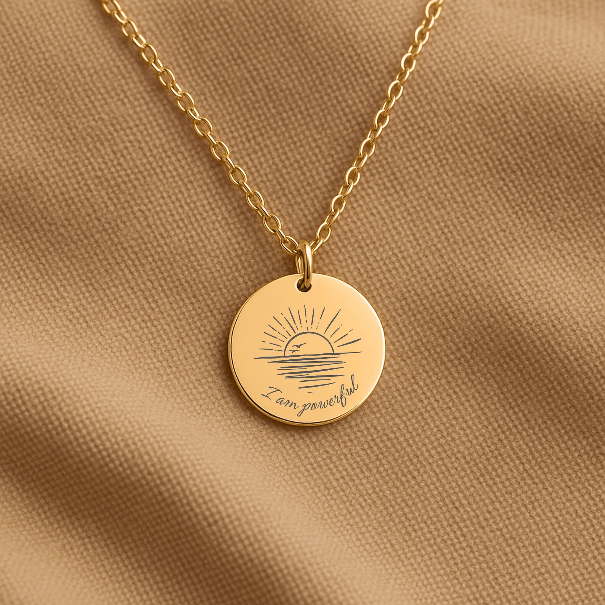 affirmatieketting coin op linnen met gravure I am Powerful – krachtig zelfliefde sieraad